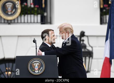 Der französische Präsident Emmanuel Macron umarmt sich mit US-Präsident Donald Trump, nachdem er am 24. April 2018 bei einer Staatsbegrüssung im Weißen Haus in Washington, DC, gesprochen hat.Foto: Olivier Douliery/Abaca Press Stockfoto
