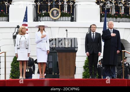 Der französische Präsident Emmanuel Macron (2. R), US-Präsident Donald Trump (R), First Lady Melania Trump (2. L) und Brigitte Macron hören die Nationalhymnen bei einer Staatsbegrüssung im Weißen Haus in Washington, DC, am 24. April 2018. Foto von Olivier Douliery/Abaca Press Stockfoto