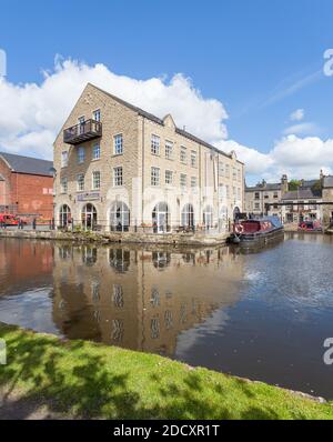 Blick auf ein altes Mühlengebäude (heute ein thailändisches Restaurant) und den Yachthafen am Rochdale Canal an der Hebden Bridge, West Yorkshire Stockfoto