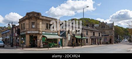 Traditionelle High Street Geschäfte entlang der New Road im Zentrum von Hebden Bridge, West Yorkshire Stockfoto