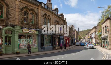 Marktstraße im Zentrum des kleinen West Yorkshire Stadt Hebden Brücke Stockfoto