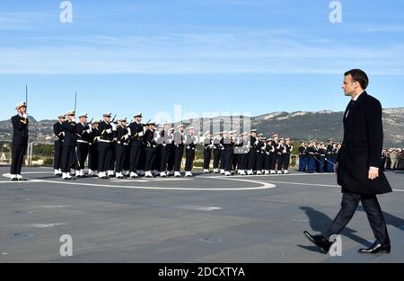 Der französische Präsident Emmanuel Macron überprüft das Personal der französischen Marine, als er an Bord des französischen Mistral Class Sturmschiffs und Hubschrauberträgers "Mixmude" ankommt, um an einer Zeremonie teilzunehmen, um den Streitkräften am 19. Januar 2018 auf dem Marinestützpunkt Toulon in Toulon, Südfrankreich, seine Wünsche zu übermitteln. Foto von Pascal Rondeau/ABACAPRESS.COM Stockfoto