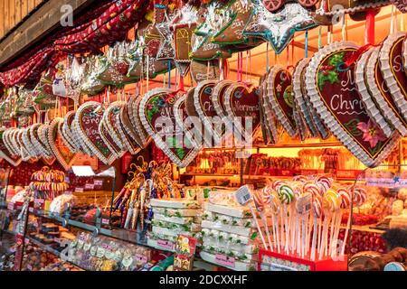 Herzförmige traditionelle Lebkuchenkekse zum Verkauf auf dem berühmten Weihnachtsmarkt in Wien, Österreich. Stockfoto