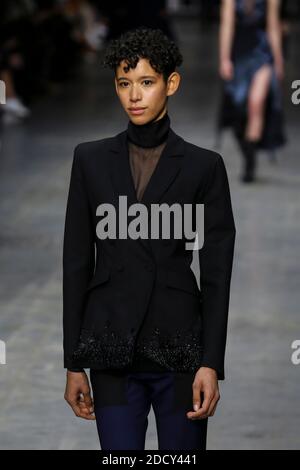 Ein Modell läuft auf der Piste während der Trussardi Modenschau, die am 25. Februar 2018 im Werk Ansaldo in Mailand, Italien, stattfand. Foto von Marco Piovanotto/ABACAPRESS.COM Stockfoto