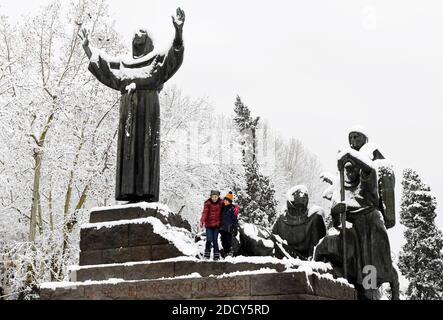 Die Statue des heiligen Franz von Assisi von Schnee bedeckt am 26. Februar 2018 in Rom, Italien. Rom erwachte in einer Schneedecke, als Italien in einem kalten Snap zitterte. Schulen in der Hauptstadt und vielen anderen Gebieten wurden als Vorsichtsmaßnahme geschlossen und der stadtrat von Rom hat den Menschen gesagt, unnötige Reisen zu vermeiden. Schneefälle sind selten in Rom, das nahe am Meeresspiegel liegt. Die sibirische Wetterfront hat auch Transportprobleme und große Störungen in vielen anderen Teilen des Landes verursacht. Foto von Eric Vandeville/ABACAPRESS.COM Stockfoto