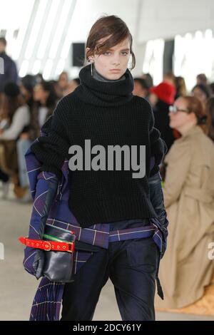 Ein Model läuft während der Sacai Show im Rahmen der Paris Fashion Week Womenswear Herbst/Winter 2018/2019 am 2018. März in Paris, Frankreich, auf der Piste. Foto von Gil Gonzalez/ABACAPRESS.COM Stockfoto