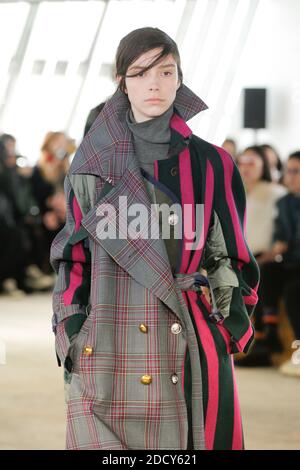 Ein Model läuft während der Sacai Show im Rahmen der Paris Fashion Week Womenswear Herbst/Winter 2018/2019 am 2018. März in Paris, Frankreich, auf der Piste. Foto von Gil Gonzalez/ABACAPRESS.COM Stockfoto