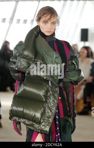 Ein Model läuft während der Sacai Show im Rahmen der Paris Fashion Week Womenswear Herbst/Winter 2018/2019 am 2018. März in Paris, Frankreich, auf der Piste. Foto von Gil Gonzalez/ABACAPRESS.COM Stockfoto