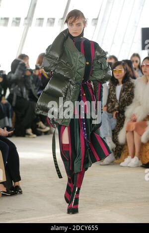 Ein Model läuft während der Sacai Show im Rahmen der Paris Fashion Week Womenswear Herbst/Winter 2018/2019 am 2018. März in Paris, Frankreich, auf der Piste. Foto von Gil Gonzalez/ABACAPRESS.COM Stockfoto