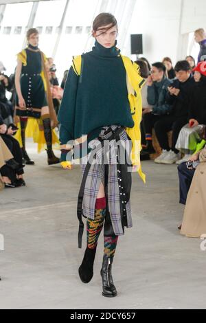 Ein Model läuft während der Sacai Show im Rahmen der Paris Fashion Week Womenswear Herbst/Winter 2018/2019 am 2018. März in Paris, Frankreich, auf der Piste. Foto von Gil Gonzalez/ABACAPRESS.COM Stockfoto