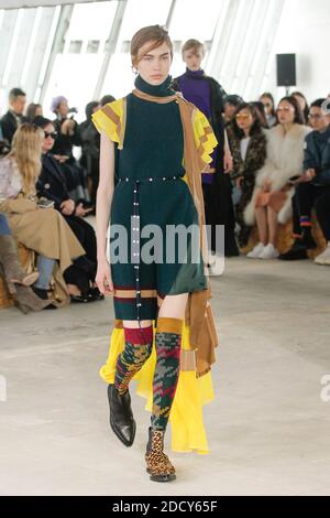 Ein Model läuft während der Sacai Show im Rahmen der Paris Fashion Week Womenswear Herbst/Winter 2018/2019 am 2018. März in Paris, Frankreich, auf der Piste. Foto von Gil Gonzalez/ABACAPRESS.COM Stockfoto