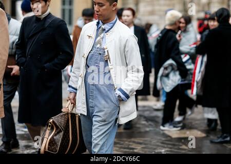 Street style, Ankunft in Thom Browne Herbst-Winter 2018-2019 Menswear Show in Beaux Arts, in Paris, Frankreich, am 20. Januar 2018 statt. Foto von Marie-Paola Bertrand-Hillion/ABACAPRESS.COM Stockfoto