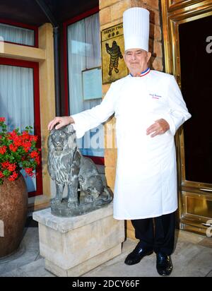 Datei Foto - Paul Bocuse Pose Devant Son Restaurant IN Lyon ( Collonges Au Mont D'Or . Foto von APS-Medias/ABACAPRESS.COM Stockfoto