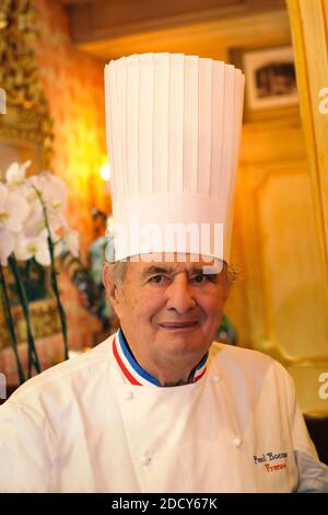 Datei Foto - Paul Bocuse Pose Devant Son Restaurant IN Lyon ( Collonges Au Mont D'Or . Foto von APS-Medias/ABACAPRESS.COM Stockfoto