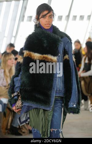 Ein Model läuft während der Sacai Show im Rahmen der Paris Fashion Week Womenswear Herbst/Winter 2018/2019 am 2018. März in Paris, Frankreich, auf der Piste. Foto von Gil Gonzalez/ABACAPRESS.COM Stockfoto