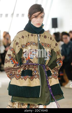 Ein Model läuft während der Sacai Show im Rahmen der Paris Fashion Week Womenswear Herbst/Winter 2018/2019 am 2018. März in Paris, Frankreich, auf der Piste. Foto von Gil Gonzalez/ABACAPRESS.COM Stockfoto