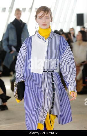 Ein Model läuft während der Sacai Show im Rahmen der Paris Fashion Week Womenswear Herbst/Winter 2018/2019 am 2018. März in Paris, Frankreich, auf der Piste. Foto von Gil Gonzalez/ABACAPRESS.COM Stockfoto