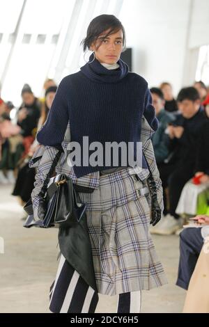 Ein Model läuft während der Sacai Show im Rahmen der Paris Fashion Week Womenswear Herbst/Winter 2018/2019 am 2018. März in Paris, Frankreich, auf der Piste. Foto von Gil Gonzalez/ABACAPRESS.COM Stockfoto