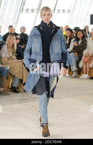 Ein Model läuft während der Sacai Show im Rahmen der Paris Fashion Week Womenswear Herbst/Winter 2018/2019 am 2018. März in Paris, Frankreich, auf der Piste. Foto von Gil Gonzalez/ABACAPRESS.COM Stockfoto