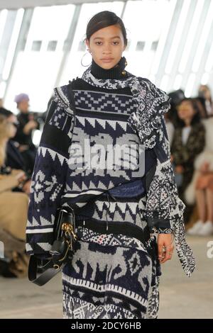 Ein Model läuft während der Sacai Show im Rahmen der Paris Fashion Week Womenswear Herbst/Winter 2018/2019 am 2018. März in Paris, Frankreich, auf der Piste. Foto von Gil Gonzalez/ABACAPRESS.COM Stockfoto