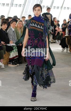 Ein Model läuft während der Sacai Show im Rahmen der Paris Fashion Week Womenswear Herbst/Winter 2018/2019 am 2018. März in Paris, Frankreich, auf der Piste. Foto von Gil Gonzalez/ABACAPRESS.COM Stockfoto