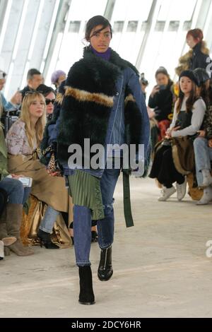Ein Model läuft während der Sacai Show im Rahmen der Paris Fashion Week Womenswear Herbst/Winter 2018/2019 am 2018. März in Paris, Frankreich, auf der Piste. Foto von Gil Gonzalez/ABACAPRESS.COM Stockfoto