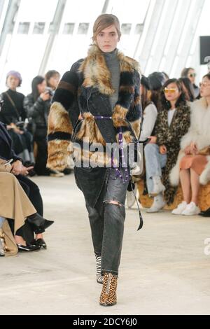 Ein Model läuft während der Sacai Show im Rahmen der Paris Fashion Week Womenswear Herbst/Winter 2018/2019 am 2018. März in Paris, Frankreich, auf der Piste. Foto von Gil Gonzalez/ABACAPRESS.COM Stockfoto