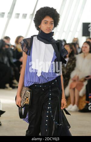 Ein Model läuft während der Sacai Show im Rahmen der Paris Fashion Week Womenswear Herbst/Winter 2018/2019 am 2018. März in Paris, Frankreich, auf der Piste. Foto von Gil Gonzalez/ABACAPRESS.COM Stockfoto