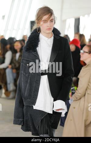 Ein Model läuft während der Sacai Show im Rahmen der Paris Fashion Week Womenswear Herbst/Winter 2018/2019 am 2018. März in Paris, Frankreich, auf der Piste. Foto von Gil Gonzalez/ABACAPRESS.COM Stockfoto