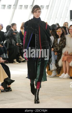Ein Model läuft während der Sacai Show im Rahmen der Paris Fashion Week Womenswear Herbst/Winter 2018/2019 am 2018. März in Paris, Frankreich, auf der Piste. Foto von Gil Gonzalez/ABACAPRESS.COM Stockfoto