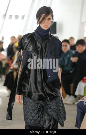 Ein Model läuft während der Sacai Show im Rahmen der Paris Fashion Week Womenswear Herbst/Winter 2018/2019 am 2018. März in Paris, Frankreich, auf der Piste. Foto von Gil Gonzalez/ABACAPRESS.COM Stockfoto