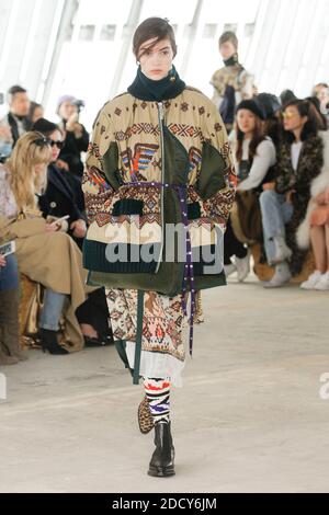 Ein Model läuft während der Sacai Show im Rahmen der Paris Fashion Week Womenswear Herbst/Winter 2018/2019 am 2018. März in Paris, Frankreich, auf der Piste. Foto von Gil Gonzalez/ABACAPRESS.COM Stockfoto