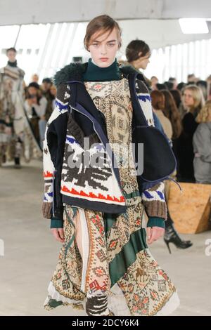 Ein Model läuft während der Sacai Show im Rahmen der Paris Fashion Week Womenswear Herbst/Winter 2018/2019 am 2018. März in Paris, Frankreich, auf der Piste. Foto von Gil Gonzalez/ABACAPRESS.COM Stockfoto