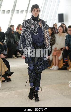 Ein Model läuft während der Sacai Show im Rahmen der Paris Fashion Week Womenswear Herbst/Winter 2018/2019 am 2018. März in Paris, Frankreich, auf der Piste. Foto von Gil Gonzalez/ABACAPRESS.COM Stockfoto