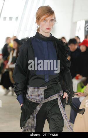Ein Model läuft während der Sacai Show im Rahmen der Paris Fashion Week Womenswear Herbst/Winter 2018/2019 am 2018. März in Paris, Frankreich, auf der Piste. Foto von Gil Gonzalez/ABACAPRESS.COM Stockfoto