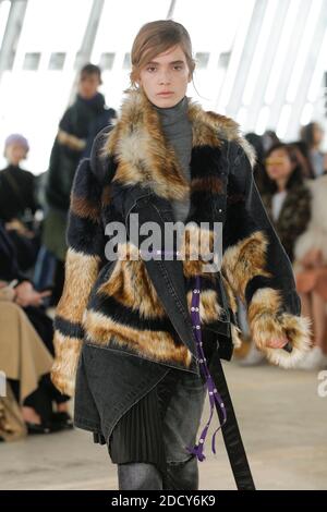Ein Model läuft während der Sacai Show im Rahmen der Paris Fashion Week Womenswear Herbst/Winter 2018/2019 am 2018. März in Paris, Frankreich, auf der Piste. Foto von Gil Gonzalez/ABACAPRESS.COM Stockfoto