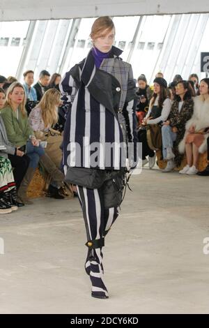 Ein Model läuft während der Sacai Show im Rahmen der Paris Fashion Week Womenswear Herbst/Winter 2018/2019 am 2018. März in Paris, Frankreich, auf der Piste. Foto von Gil Gonzalez/ABACAPRESS.COM Stockfoto