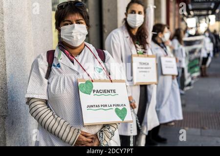 Madrid, Spanien. November 2020. Demonstranten tragen Gesichtsmasken und Plakate während der Demonstration. Die Beschäftigten des Gesundheitswesens demonstrieren vor dem Gesundheitsrat der Gemeinschaft Madrid mit gefesselten Händen. Ein Kollektiv von Ärzten, Krankenschwestern und anderen Beschäftigten im Gesundheitswesen prangert die Unsicherheit an, die sie seit Beginn der Pandemie erleben, und fordert eine Verbesserung ihrer Arbeitsbedingungen. Kredit: SOPA Images Limited/Alamy Live Nachrichten Stockfoto