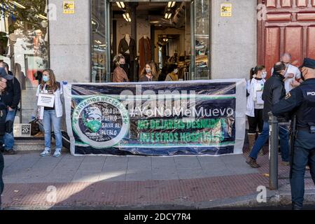 Madrid, Spanien. November 2020. Demonstranten mit Gesichtsmasken halten während der Demonstration ein Banner. Die Beschäftigten des Gesundheitswesens demonstrieren vor dem Gesundheitsrat der Gemeinschaft Madrid mit gefesselten Händen. Ein Kollektiv von Ärzten, Krankenschwestern und anderen Beschäftigten im Gesundheitswesen prangert die Unsicherheit an, die sie seit Beginn der Pandemie erleben, und fordert eine Verbesserung ihrer Arbeitsbedingungen. Kredit: SOPA Images Limited/Alamy Live Nachrichten Stockfoto