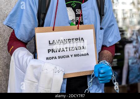 Madrid, Spanien. November 2020. Ein Protestler mit Handschuhen hält während der Demonstration ein Plakat. Die Beschäftigten des Gesundheitswesens demonstrieren vor dem Gesundheitsrat der Gemeinschaft Madrid mit gefesselten Händen. Ein Kollektiv von Ärzten, Krankenschwestern und anderen Beschäftigten im Gesundheitswesen prangert die Unsicherheit an, die sie seit Beginn der Pandemie erleben, und fordert eine Verbesserung ihrer Arbeitsbedingungen. Kredit: SOPA Images Limited/Alamy Live Nachrichten Stockfoto