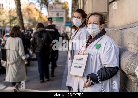 Madrid, Spanien. November 2020. Ein Protestler mit Gesichtsmaske hält während der Demonstration ein Plakat. Die Beschäftigten des Gesundheitswesens demonstrieren vor dem Gesundheitsrat der Gemeinschaft Madrid mit gefesselten Händen. Ein Kollektiv von Ärzten, Krankenschwestern und anderen Beschäftigten im Gesundheitswesen prangert die Unsicherheit an, die sie seit Beginn der Pandemie erleben, und fordert eine Verbesserung ihrer Arbeitsbedingungen. Kredit: SOPA Images Limited/Alamy Live Nachrichten Stockfoto