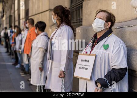 Madrid, Spanien. November 2020. Ein Protestler mit Gesichtsmaske hält während der Demonstration ein Plakat. Die Beschäftigten des Gesundheitswesens demonstrieren vor dem Gesundheitsrat der Gemeinschaft Madrid mit gefesselten Händen. Ein Kollektiv von Ärzten, Krankenschwestern und anderen Beschäftigten im Gesundheitswesen prangert die Unsicherheit an, die sie seit Beginn der Pandemie erleben, und fordert eine Verbesserung ihrer Arbeitsbedingungen. Kredit: SOPA Images Limited/Alamy Live Nachrichten Stockfoto