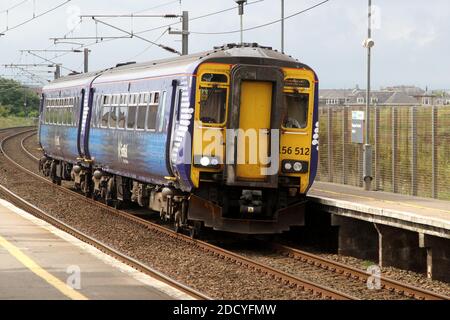 Glasgow Prestwick Airport Railway Station mit zwei Wagen der Klasse 150 Sprinter-Zug auf dem Bahnsteig Richtung Glasgow Stockfoto