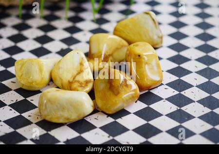 Großer Gelber Jaspis In Tumbled! Cremige, gelbe Strudel. Schöner, verworrter gelber Jaspis, ideal für Entgiftung und Kraft. Hexen heilenden Kristall. Vintage Stockfoto