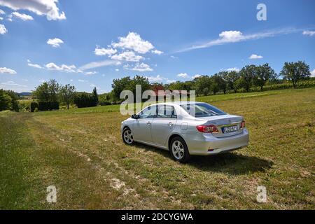 Toyota Corolla auf dem Land Stockfoto