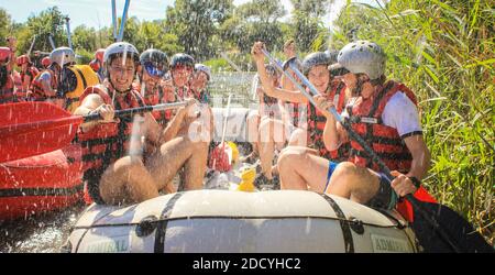 CHIANG MAI, THAILAND - MAI 12 2020 : Wildwasser-Rafting auf den Stromschnellen des Flusses Maetang in Chiang Mai, Thailand. Rafting-Team in Tropfen Wasser, Sumpf Stockfoto