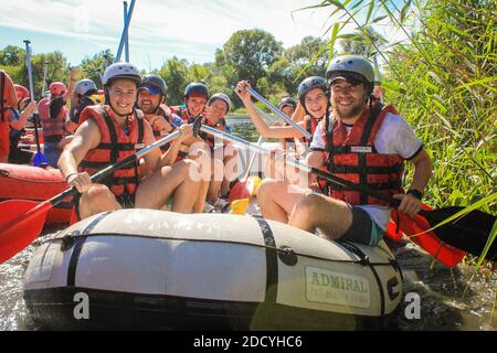 CHIANG MAI, THAILAND - MAI 12 2020 : Wildwasser-Rafting auf den Stromschnellen des Flusses Maetang in Chiang Mai, Thailand. Rafting-Team in Tropfen Wasser, Sumpf Stockfoto