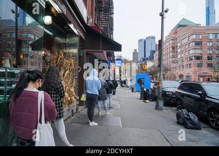 New York, NY, 11/23/20: Covid Testing Line Stockfoto