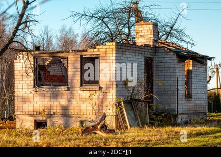 Bild eines verbrannten verlassenen Hauses. Haus nach Feuer. Zerstörte Dach, Wände und Innenraum. Stockfoto