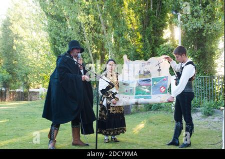 Salamanca folklorist El Mariquelo und Gruppe auftreten an Outdoor Hochzeit in Spanien Stockfoto